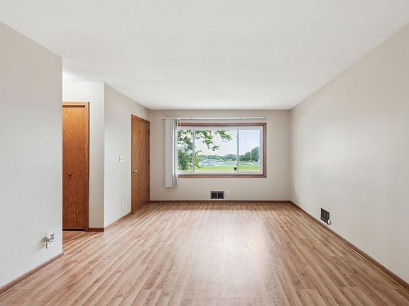 5th image of 887 Greenway Ave N