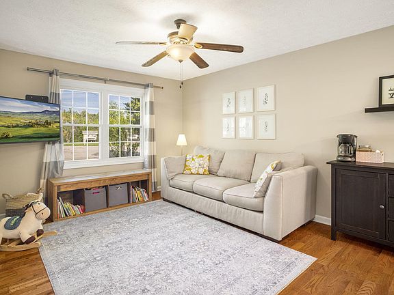 4th image of 426 Laurel Ct