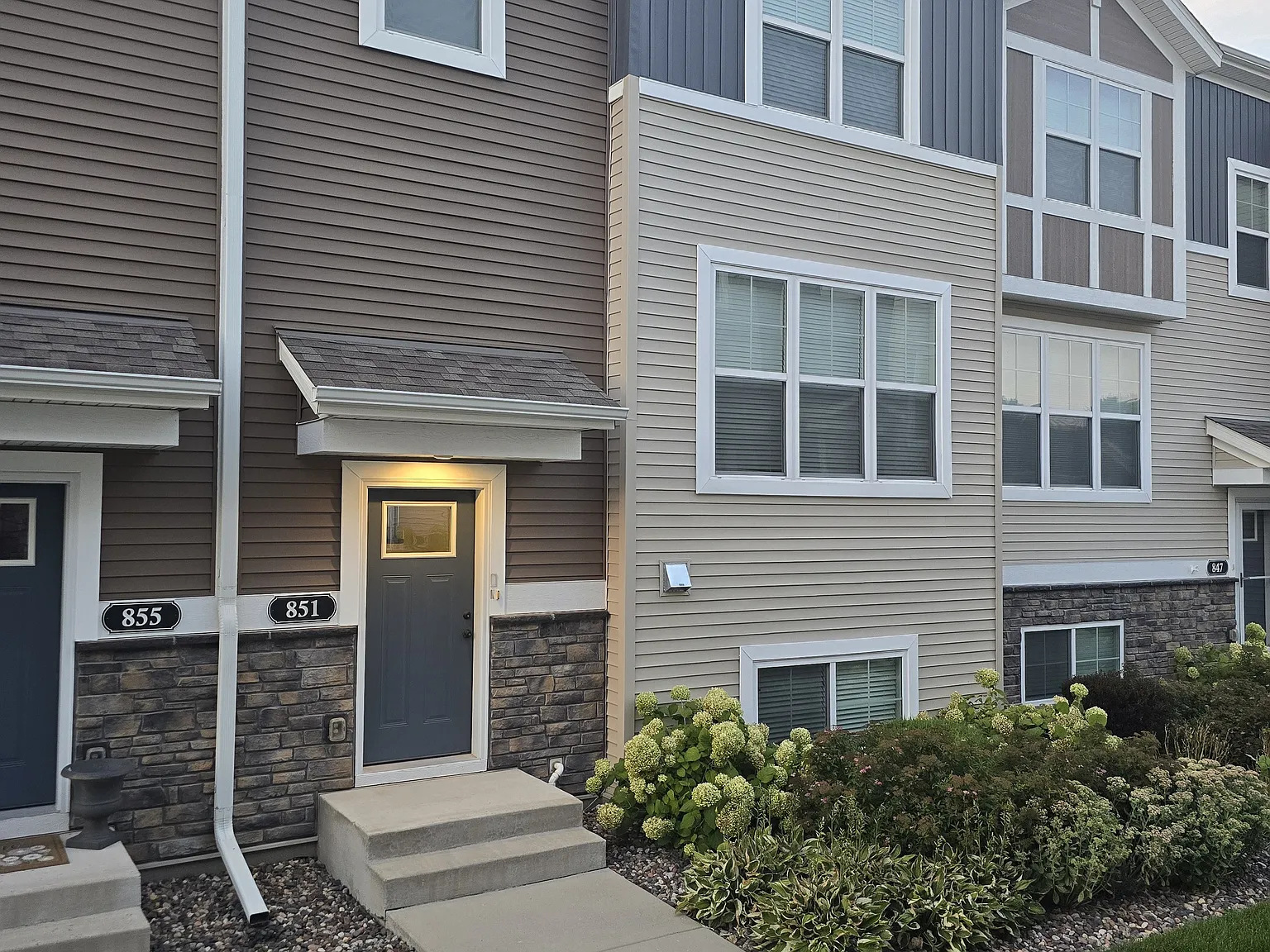 Like New 3+ Bedroom Townhouse Avail 9/1!! — Photo 1