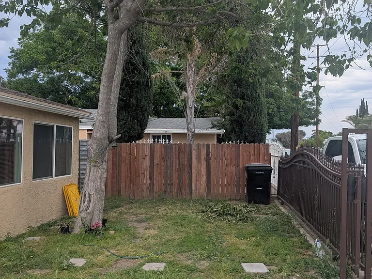 1042 E Rialto Ave — Photo 10
