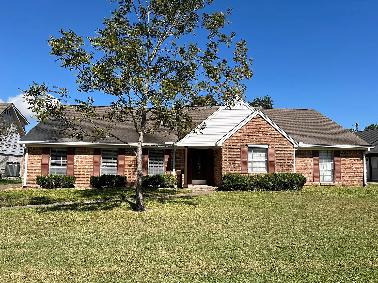 4 bed, 2.0 bath, 2289 sqft, $2,400 — Photo 1