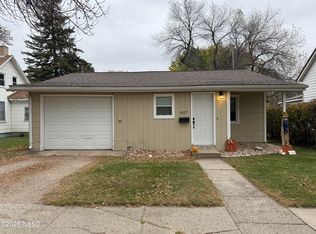 907 S 2nd St, Milbank, SD 57252