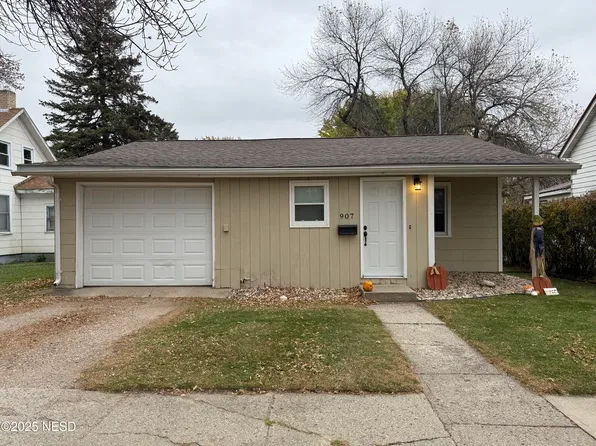 907 S 2nd St, Milbank, SD 57252