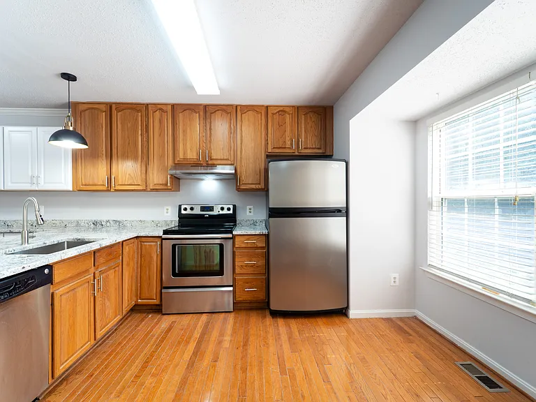 413 Lakeview Ct — Photo 7