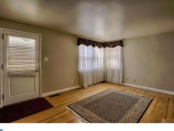 5th image of 403 Dorchester Ave