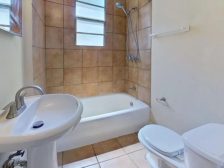2752 Herschel St Quad — Photo 7