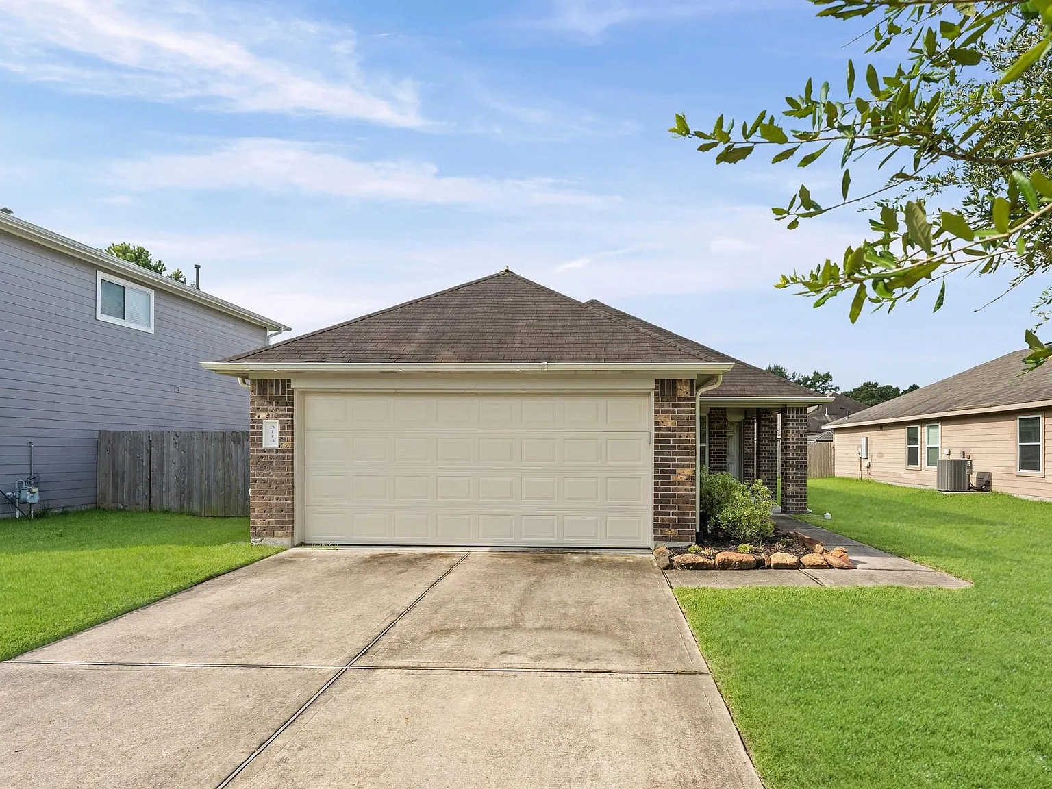 3 bed, 2.0 bath, 1395 sqft, $1,990 — Photo 2