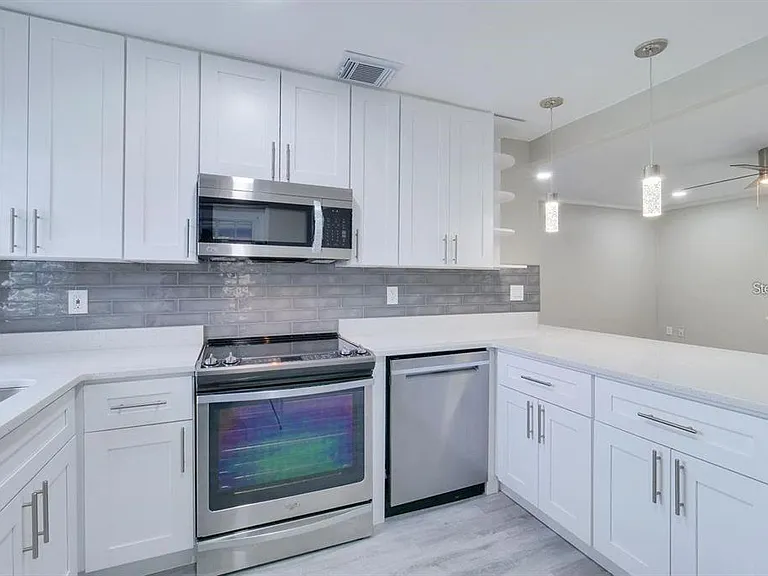 976 W Fairbanks Ave — Photo 3