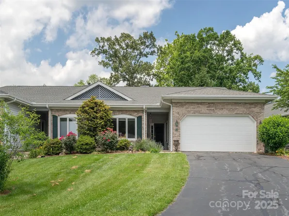 12 Country Meadows Ln, Hendersonville, NC 28792