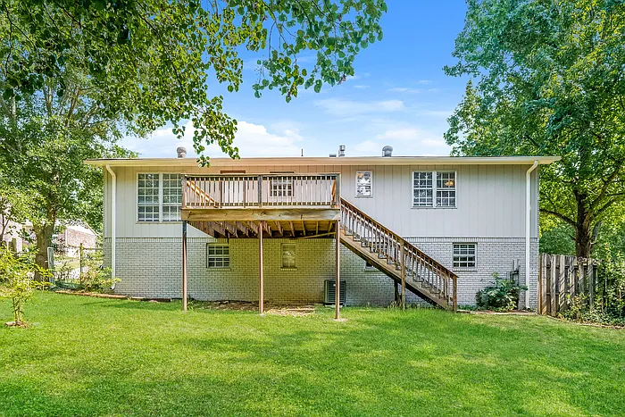 611 Ashwood Ln — Photo 10