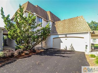 105 Gate House Ln, Edison, NJ 08820