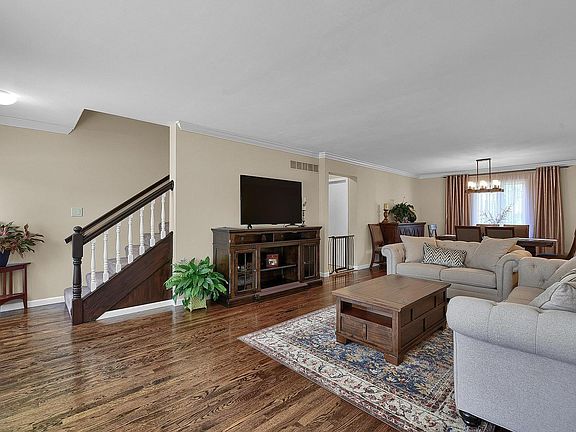 2nd image of 828 Liggett Ave