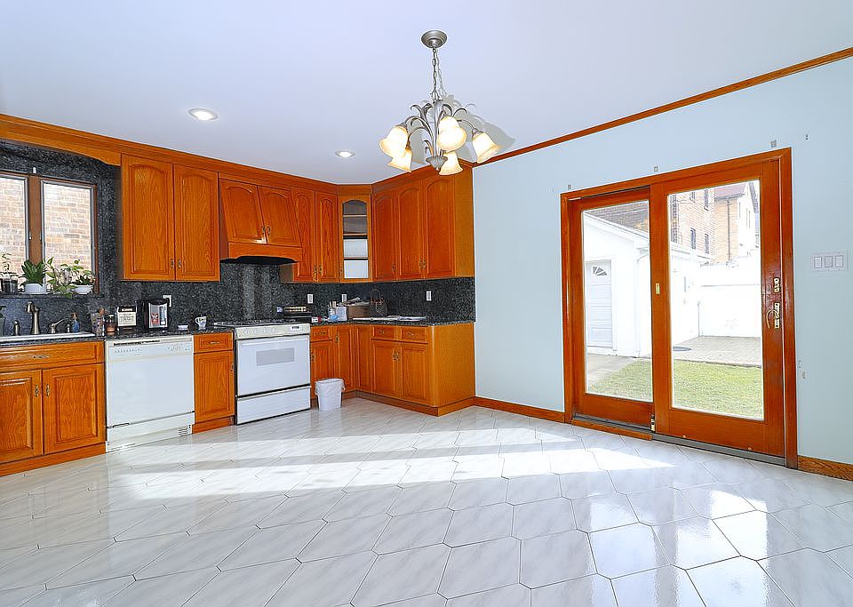 1st image of 15214 Bayside Ave