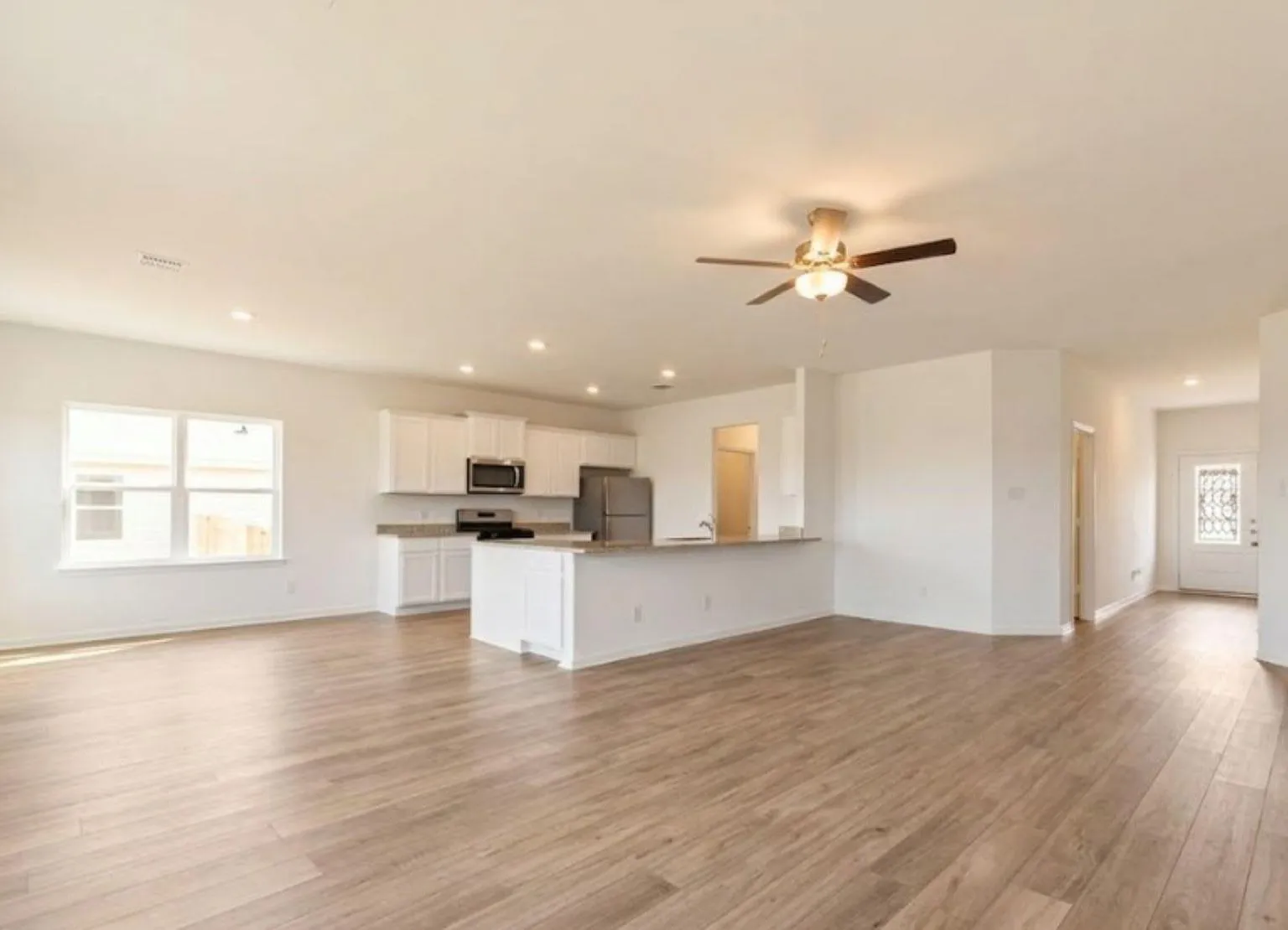 4 bed, 2.5 bath, 2356 sqft, $2,495 — Photo 2