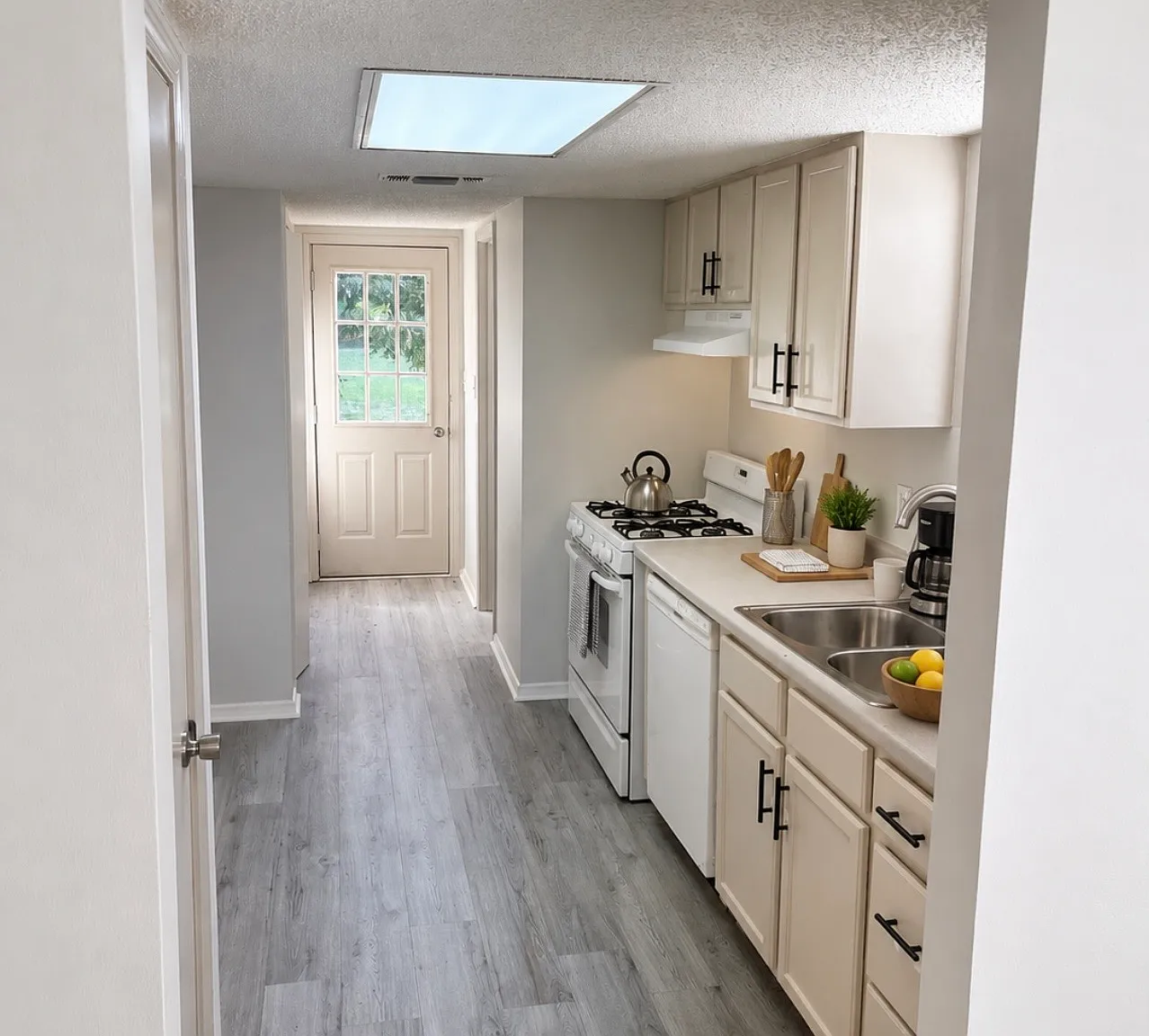 Charming Farmhouse in Boyce! — Photo 2