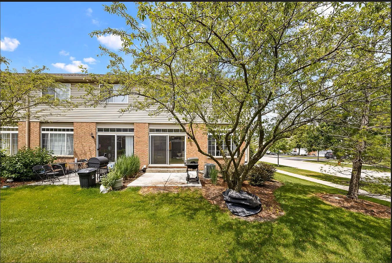 3 bed, 2.5 bath, 1984 sqft, $3,200 — Photo 2