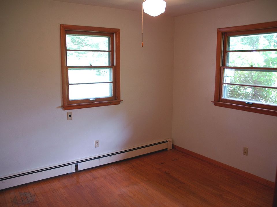 2nd image of 1302 S Maple St