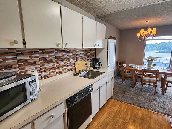 3rd image of 924 Shorewood Dr APT E55