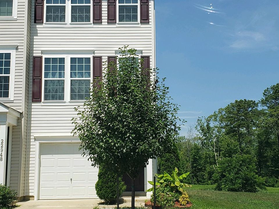 Front/driveway End unit with 1 car garage