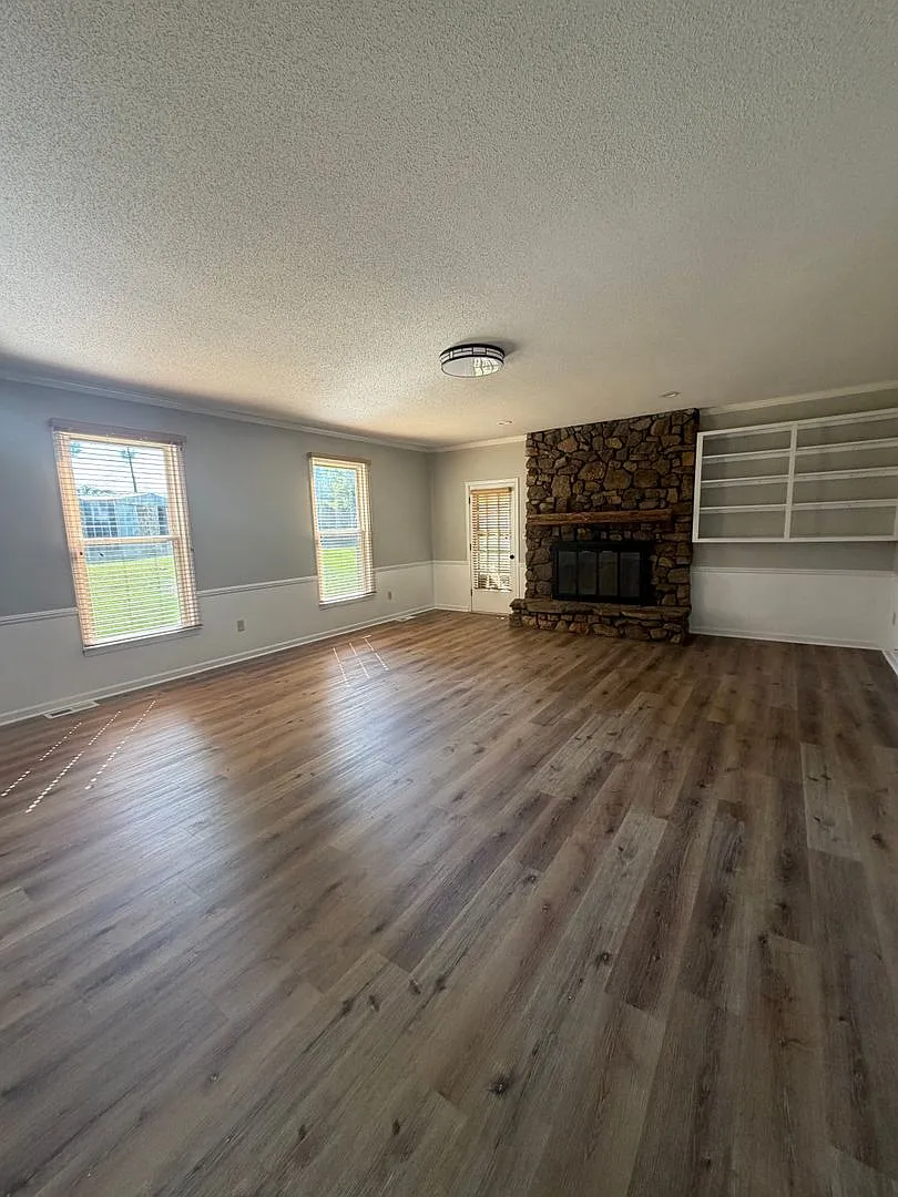 Newley Updated Home! Available Now — Photo 2