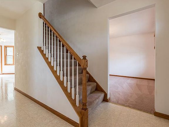 3rd image of 130 Kilarney Dr