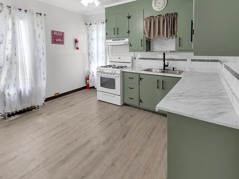 558 Argyle Ave #2 — Photo 3