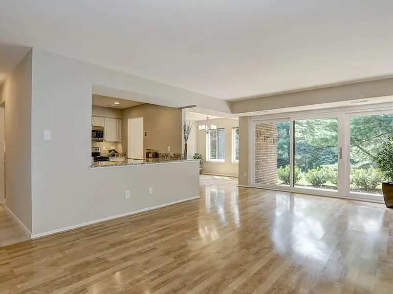 11305 Commonwealth Dr #T3 — Photo 4
