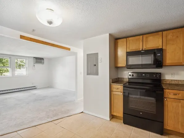 870 Haverhill St APT 11B, Rowley, MA 01969