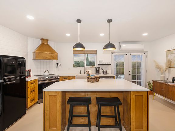 4th image of 701 N Camino Del Codorniz