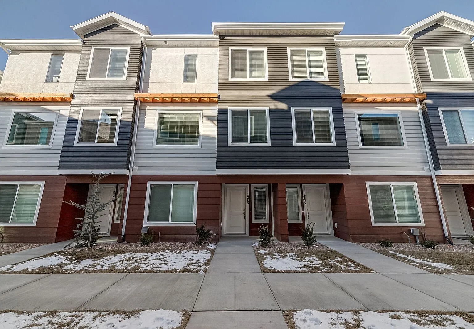 4 bed, 1903 sqft, $735 — Photo 1