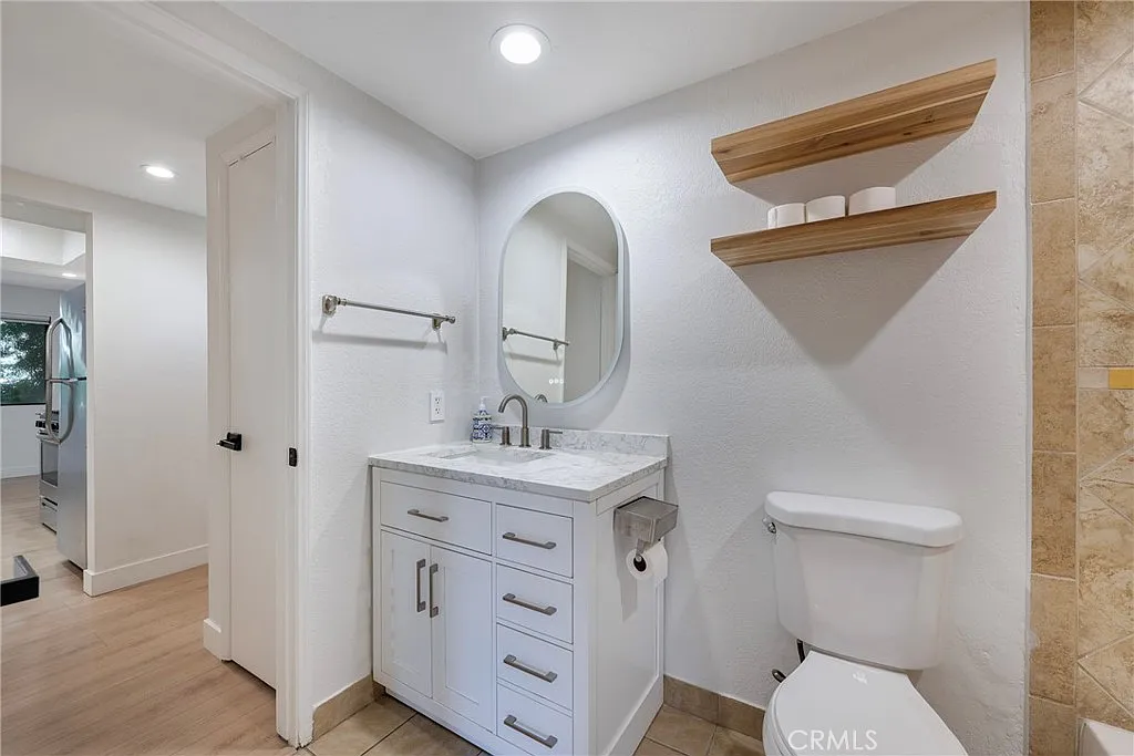 2 bed, 907 sqft, $2,700 — Photo 3