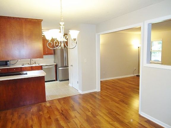 3rd image of 613 Thomas Dr