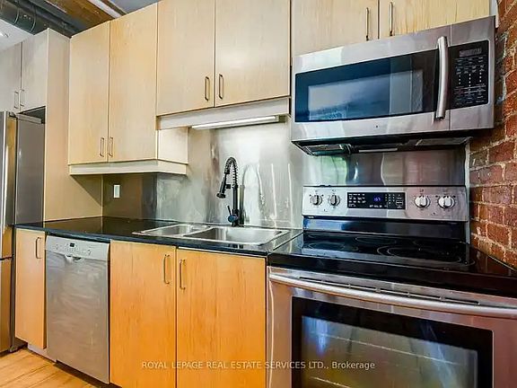 3rd image of 81A Front St E #210