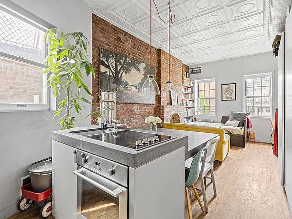 2nd image of 331 W 21st St APT 4FE
