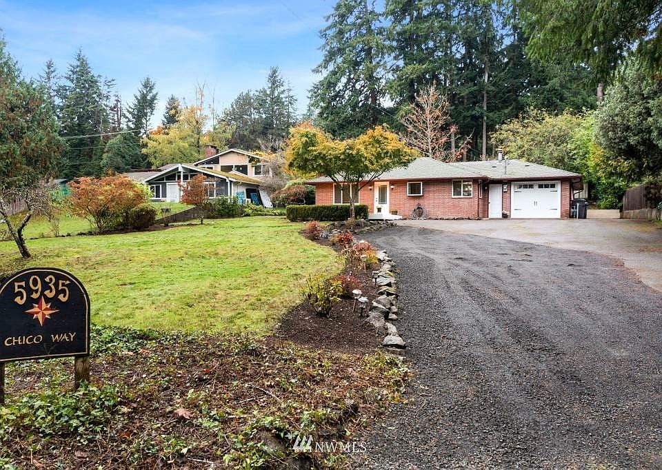 AS YOU ENTER FROM CHICO WAY ONTO THE SUBJECT PROPERTY - LOTS OF OFF-STREET PARKING.