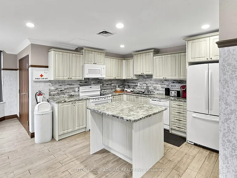 7460 Bathurst St #507 — Photo 23