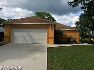 Front of House - House is elevated and fencedhttp://view.paradym.com/applets/flashviewer2/viewer.asp?t=3901264&sk=203&prt=10004