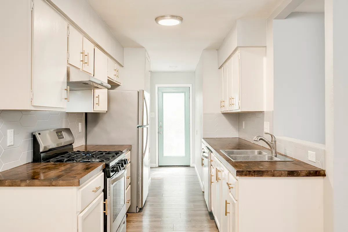 Building Photo - 915 Chisholm Cv #915