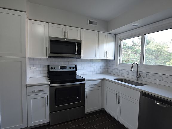 3rd image of 4106 Cove Ln APT B