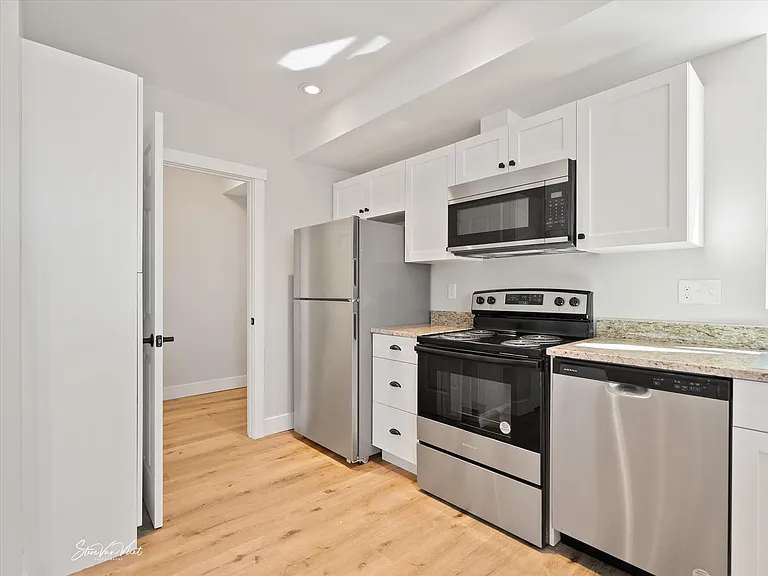 984 E Lander St — Photo 9