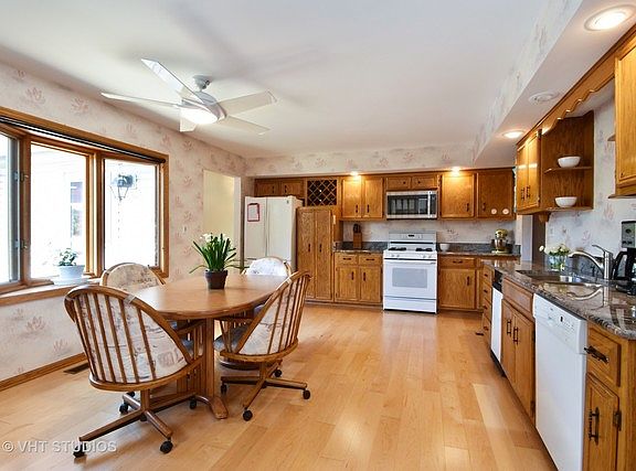 3rd image of 366 Holbrook Cir