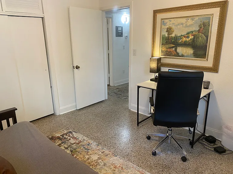 Page Ave — Photo 10