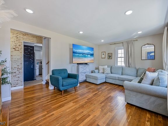 5th image of 14 Farmingdale Ave