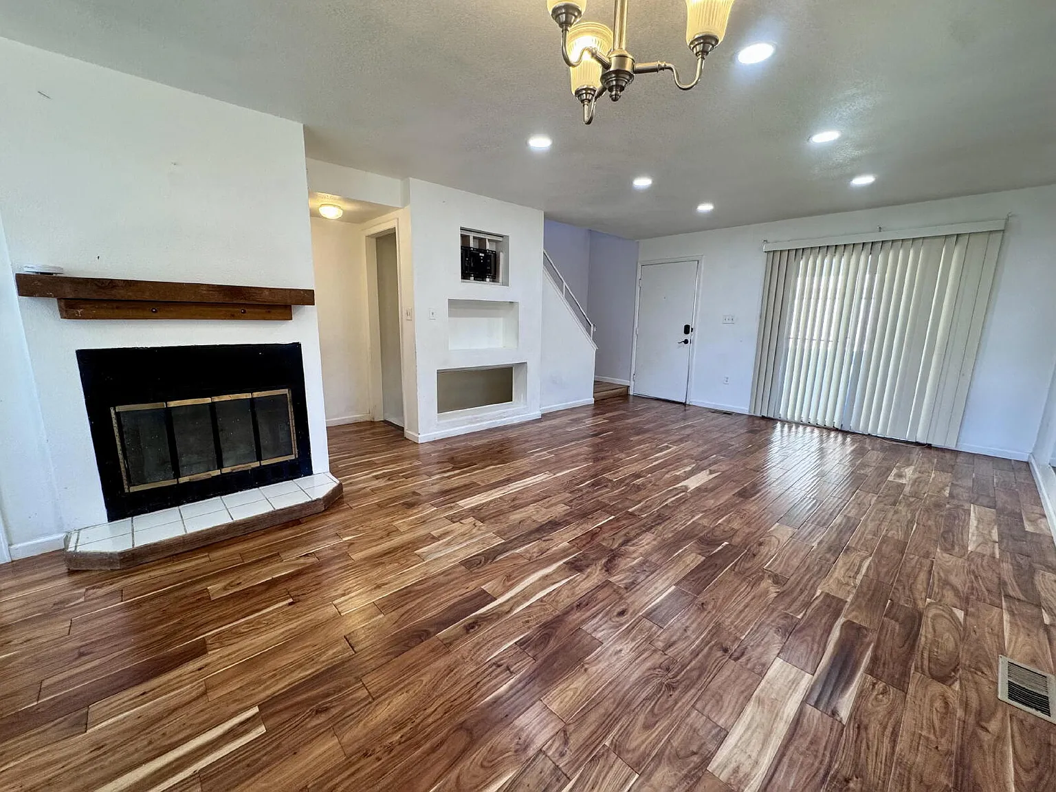 Spacious 4-Bed 2.5-Bath Townhouse! — Photo 2