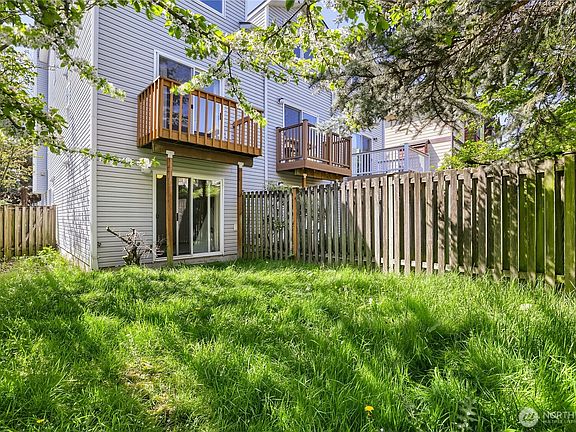 3rd image of 806 NW 52nd Street