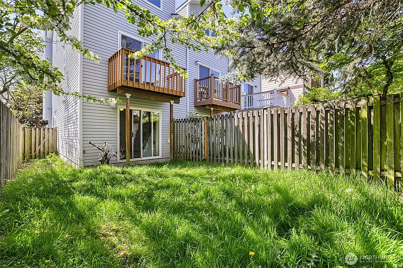 3rd image of 806 NW 52nd Street