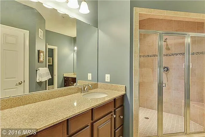 Mater Bathroom (upstairs)