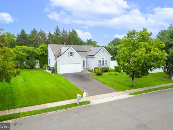 15 Quincy Manor Ln, Burlington, NJ 08016