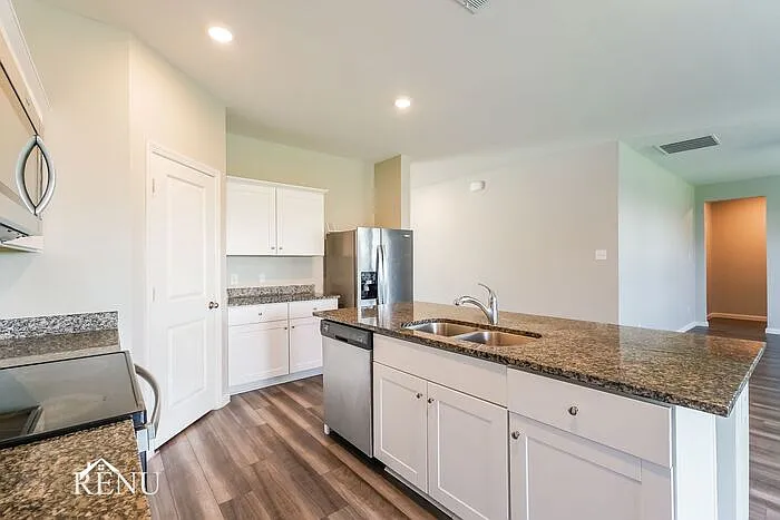 4 bed, 2.5 bath, 2406 sqft, $2,515 — Photo 4