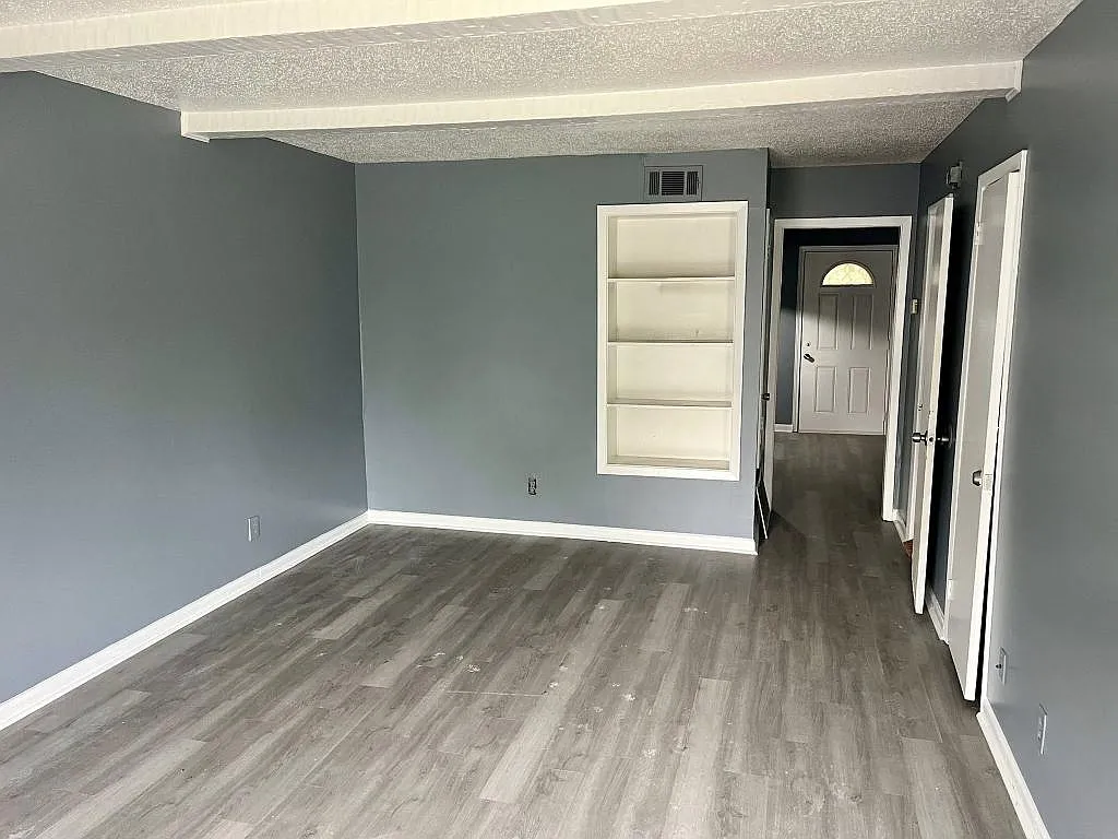 1800 Sanford Dr #4 — Photo 3